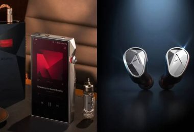 Baladeur audiophile Astell&Kern SP4000T en finition acier inox posé près de son coffret et d'un tube à vide visible, à droite les écouteurs intra-auriculaires Clarus argentés éclairés sur fond sombre