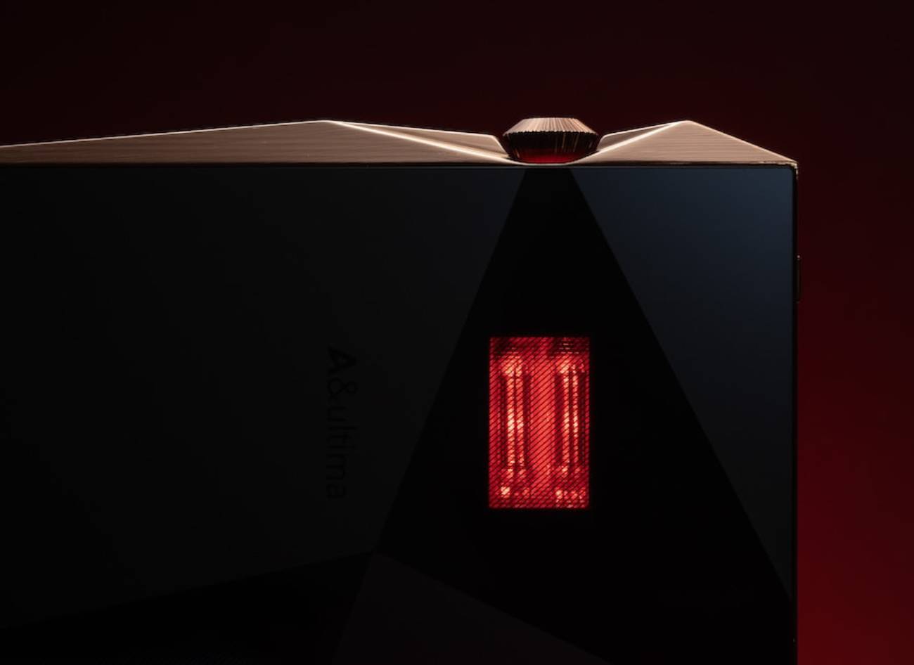 Gros plan du dos du baladeur Astell&Kern SP4000T montrant la fenêtre rouge à travers laquelle les tubes à vide rougeoient, avec le logo A&ultima gravé et le châssis anguleux à facettes