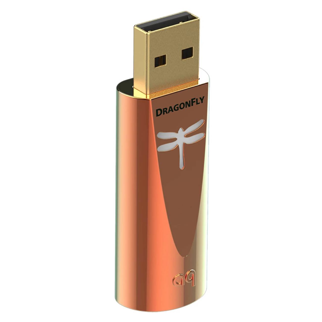 DAC USB nomade AudioQuest DragonFly Copper vu de trois quarts, boîtier plaqué cuivre brillant, prise USB-A dorée, logo libellule blanc et logotype aq, sur fond blanc