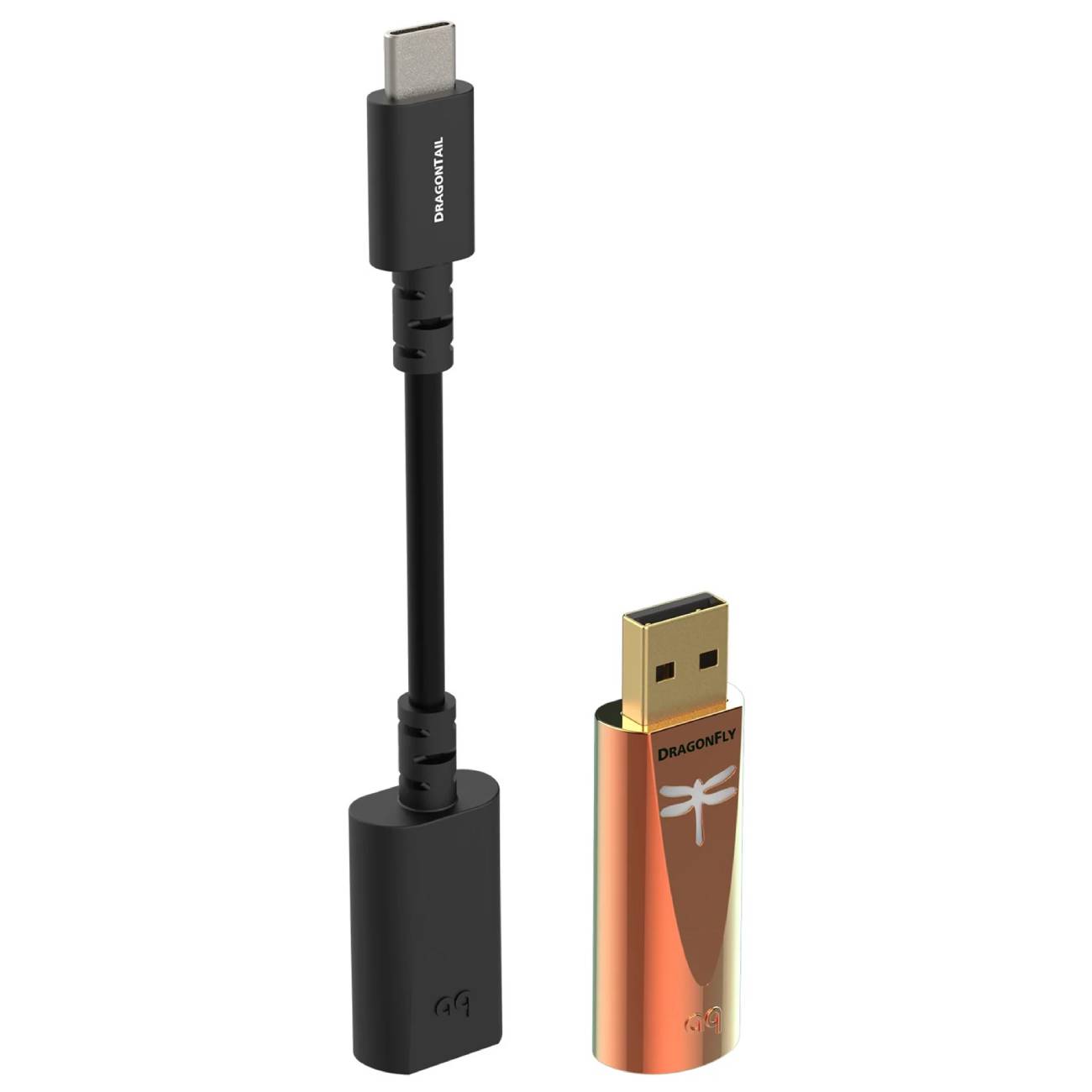 DAC USB AudioQuest DragonFly Copper au boîtier plaqué cuivre avec prise USB-A dorée et logo libellule, présenté à côté de l'adaptateur DragonTail USB-A vers USB-C noir fourni d'origine, sur fond blanc
