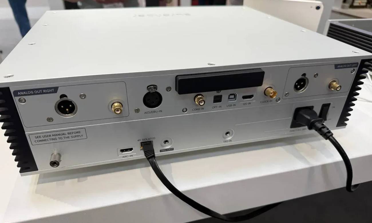 Panneau arrière de l'Aurender DA100 avec sorties analogiques dual-mono séparées par canal (XLR symétrique et RCA sur blocs ANALOG OUT LEFT et RIGHT), entrées AES/EBU, coaxiale, optique, USB-B, I2S, horloge CLOCK-IN sur BNC, HDMI ARC-IN, Ethernet et embase secteur