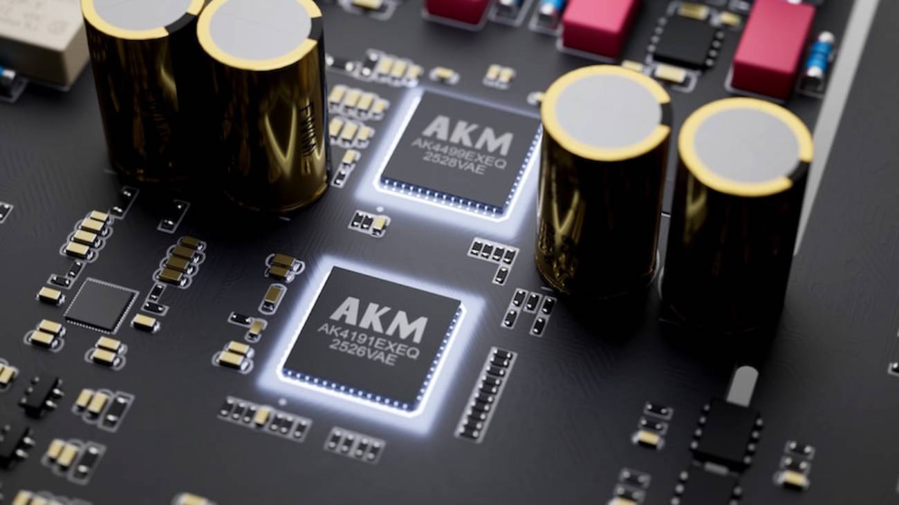Gros plan du circuit imprimé de l'Eversolo DMP-A8 Gen 2 montrant les deux puces AKM, le convertisseur AK4499EX en haut et le modulateur numérique AK4191EQ en bas, entourées de condensateurs dorés et de composants de précision