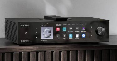 Eversolo DMP-A8 Master Gen 2 en finition noire posé sur un meuble bois, grand écran tactile 8,6 pouces affichant les services de streaming, molette de volume à droite et télécommande sur le dessus, streamer DAC préamplificateur tout-en-un