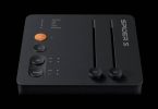 Carte son gaming Fosi Audio C3 en aluminium noir vue de trois quarts, avec ses deux faders verticaux VOL et MIC, son bouton d'alimentation orange, ses touches UAC et EFFECT, son sélecteur d'entrées USB optique coaxial et ses indicateurs PCM/DSD et 7.1