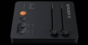 Carte son gaming Fosi Audio C3 en aluminium noir vue de trois quarts, avec ses deux faders verticaux VOL et MIC, son bouton d'alimentation orange, ses touches UAC et EFFECT, son sélecteur d'entrées USB optique coaxial et ses indicateurs PCM/DSD et 7.1