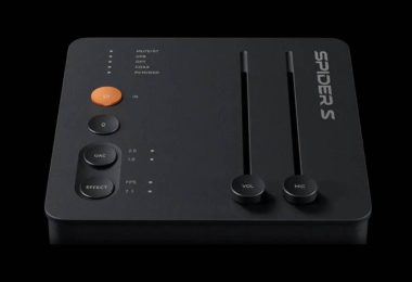 Carte son gaming Fosi Audio C3 en aluminium noir vue de trois quarts, avec ses deux faders verticaux VOL et MIC, son bouton d'alimentation orange, ses touches UAC et EFFECT, son sélecteur d'entrées USB optique coaxial et ses indicateurs PCM/DSD et 7.1