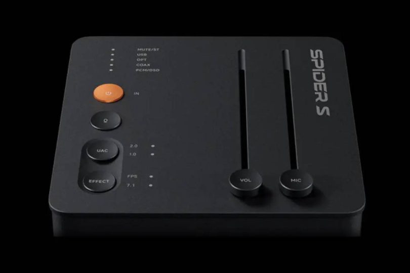 Carte son gaming Fosi Audio C3 en aluminium noir vue de trois quarts, avec ses deux faders verticaux VOL et MIC, son bouton d'alimentation orange, ses touches UAC et EFFECT, son sélecteur d'entrées USB optique coaxial et ses indicateurs PCM/DSD et 7.1