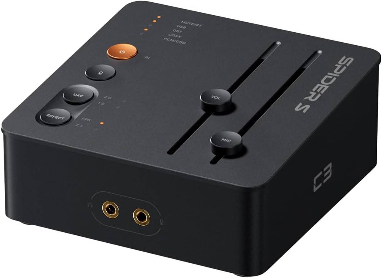 Carte son gaming Fosi Audio C3 en aluminium noir vue de trois quarts avant, montrant les deux prises jack 3,5 mm plaquées or en façade, les deux faders VOL et MIC, le bouton d'alimentation orange, les touches UAC et EFFECT et le marquage C3 sur la face avant