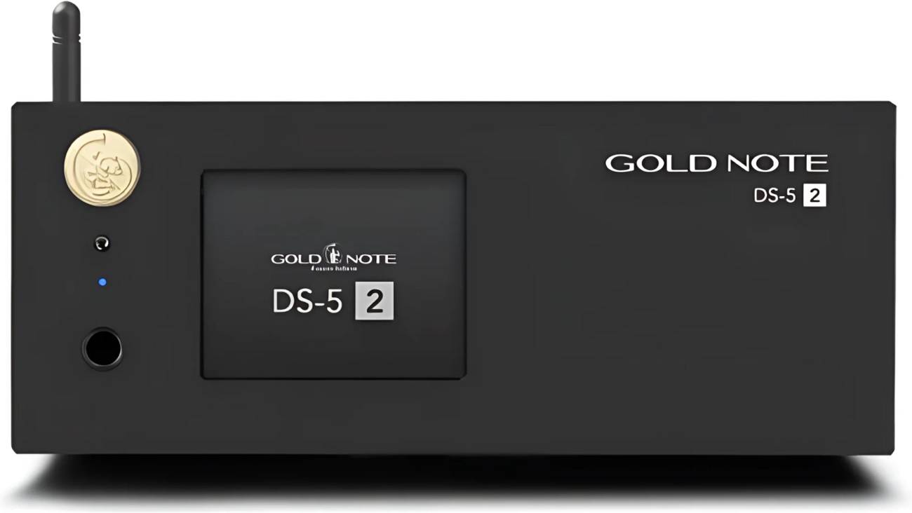 Vue de face du streamer DAC Gold Note DS-5.2 en finition noire sur fond blanc, montrant la molette de contrôle ronde dorée, l'écran tactile couleur affichant le logo Gold Note et DS-5 2, la prise casque 6,3 mm, la LED bleue et l'antenne Bluetooth déployée