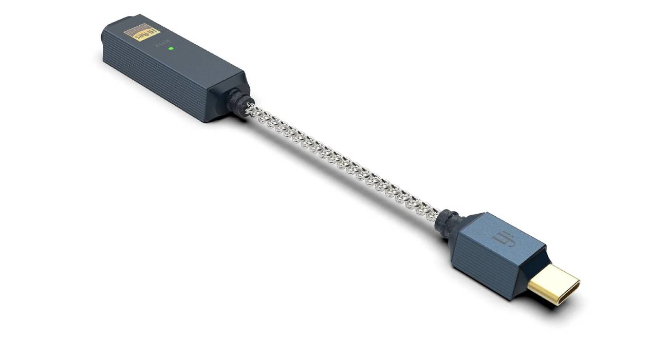 Dongle DAC USB-C iFi GO link 2 Max en finition bleu nuit striée, vue studio sur fond blanc : corps avec logo Hi-Res Audio doré et LED d'état, relié par un câble en cuivre argenté à paire torsadée à un connecteur USB-C doré gravé du logo iFi