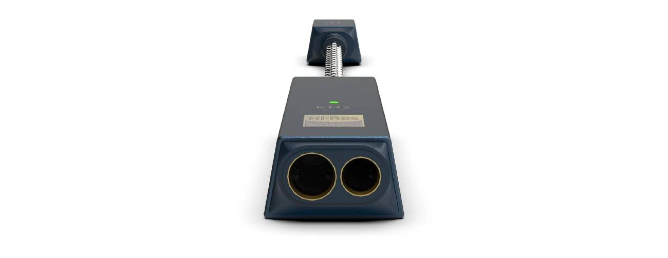 Gros plan sur la tranche de sortie du dongle DAC iFi GO link 2 Max montrant ses deux prises casque à liseré doré côte à côte, la sortie asymétrique 3.5mm S-Balanced et la sortie symétrique 4.4mm, qui distingue le modèle Max du GO link 2 standard limité à une seule sortie