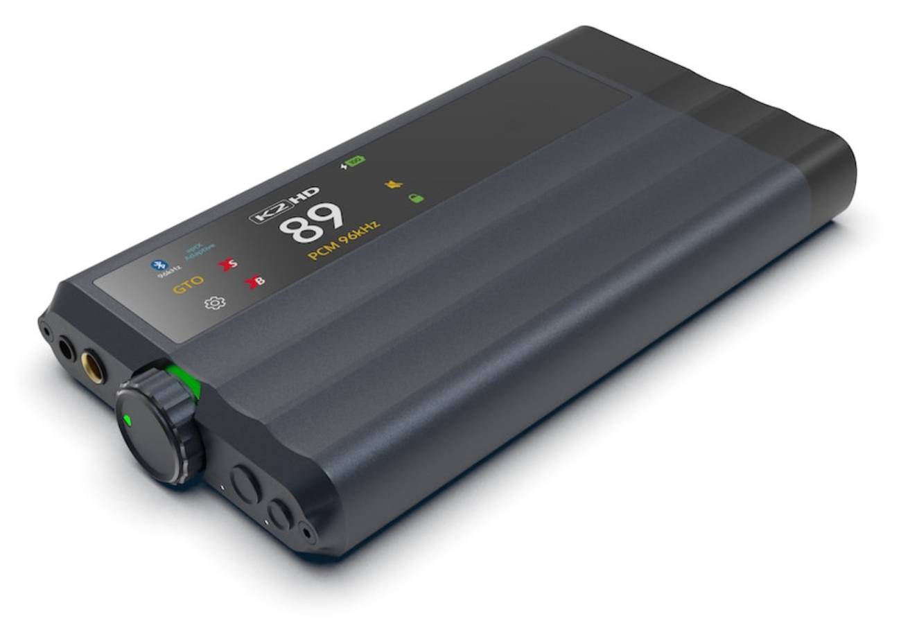 Vue de dessus en angle de l'iFi iDSD GR 2 montrant l'écran tactile OLED couleur affichant le traitement K2HD, le niveau de volume, la fréquence PCM 96kHz, le filtre GTO et les modes XSpace et XBass, avec la molette de volume à LED verte et les sorties casque sur la face avant