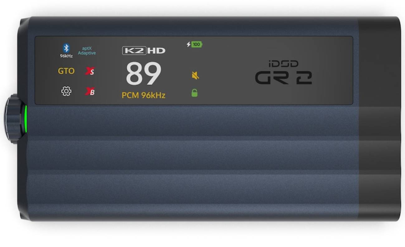 Vue de dessus à plat de l'iFi iDSD GR 2 en finition anthracite, marquage iDSD GR 2 sur le boîtier, écran tactile OLED couleur affichant le traitement K2HD, le niveau de volume 89, la fréquence PCM 96kHz, le filtre GTO, les modes XSpace et XBass et la batterie à 100 pour cent, molette de volume à LED verte sur le côté