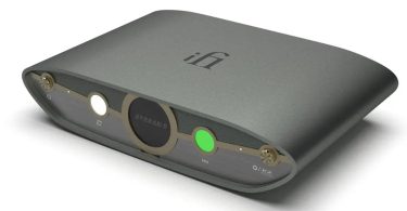 Transport réseau iFi ZEN Stream 3 en aluminium gris anthracite vu de trois quarts, façade avec bouton d'alimentation, afficheur circulaire STREAM 3, bouton kHz vert lumineux et marquage K2 JVCKENWOOD