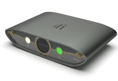 Transport réseau iFi ZEN Stream 3 en aluminium gris anthracite vu de trois quarts, façade avec bouton d'alimentation, afficheur circulaire STREAM 3, bouton kHz vert lumineux et marquage K2 JVCKENWOOD