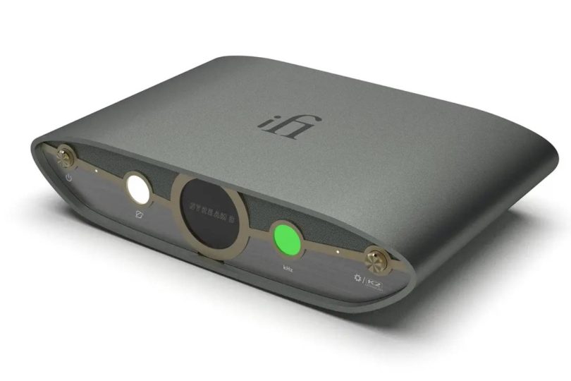 Transport réseau iFi ZEN Stream 3 en aluminium gris anthracite vu de trois quarts, façade avec bouton d'alimentation, afficheur circulaire STREAM 3, bouton kHz vert lumineux et marquage K2 JVCKENWOOD
