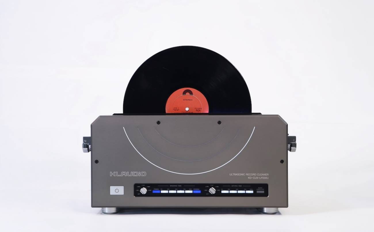 Vue de face du nettoyeur ultrasonique Klaudio KD-CLN-LP200U, disque 30 cm inséré verticalement, bandeau de commande avec molettes WASHING TIME et DRYING TIME, boutons de réglage rétroéclairés bleus, bouton d'alimentation et pieds amortissants
