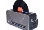 Nettoyeur vinyle ultrasonique Klaudio KD-CLN-LP200U gris et noir, un disque 30 cm inséré verticalement dans la fente supérieure avec halo bleu de cavitation et panneau de commande washing time et drying time
