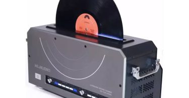 Nettoyeur vinyle ultrasonique Klaudio KD-CLN-LP200U gris et noir, un disque 30 cm inséré verticalement dans la fente supérieure avec halo bleu de cavitation et panneau de commande washing time et drying time
