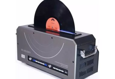 Nettoyeur vinyle ultrasonique Klaudio KD-CLN-LP200U gris et noir, un disque 30 cm inséré verticalement dans la fente supérieure avec halo bleu de cavitation et panneau de commande washing time et drying time