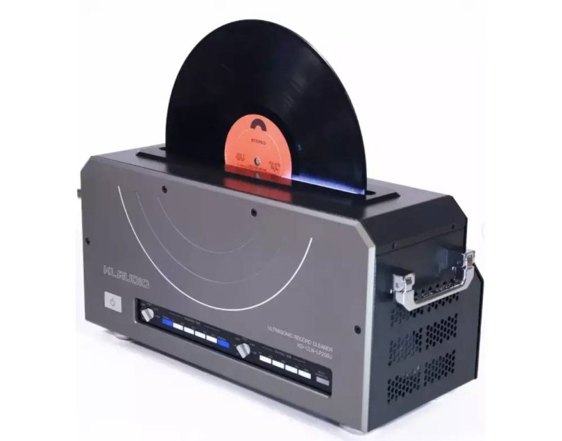 Nettoyeur vinyle ultrasonique Klaudio KD-CLN-LP200U gris et noir, un disque 30 cm inséré verticalement dans la fente supérieure avec halo bleu de cavitation et panneau de commande washing time et drying time