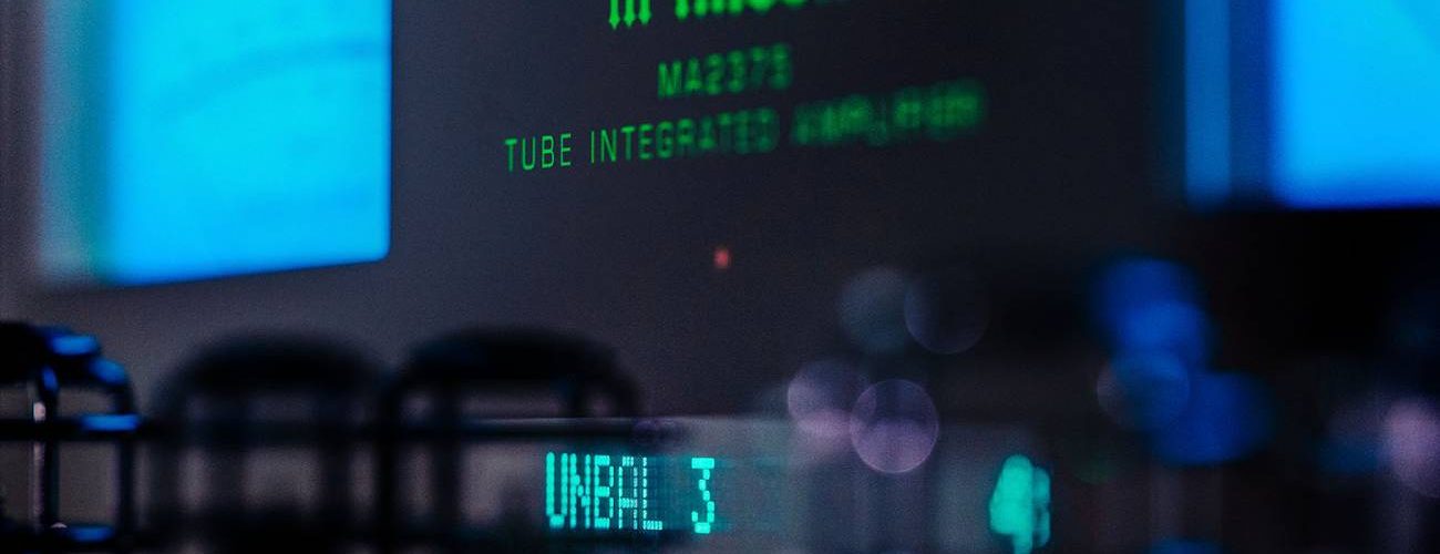 Amplificateur intégré à tubes McIntosh MA2375 vu de face, châssis inox poli et façade noire laquée, avec les deux vumètres bleus rétroéclairés caractéristiques de la marque encadrant les tubes du préamplificateur sous leurs cages de protection individuelles