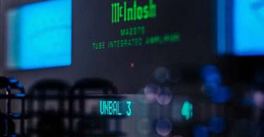 Amplificateur intégré à tubes McIntosh MA2375 vu de face, châssis inox poli et façade noire laquée, avec les deux vumètres bleus rétroéclairés caractéristiques de la marque encadrant les tubes du préamplificateur sous leurs cages de protection individuelles