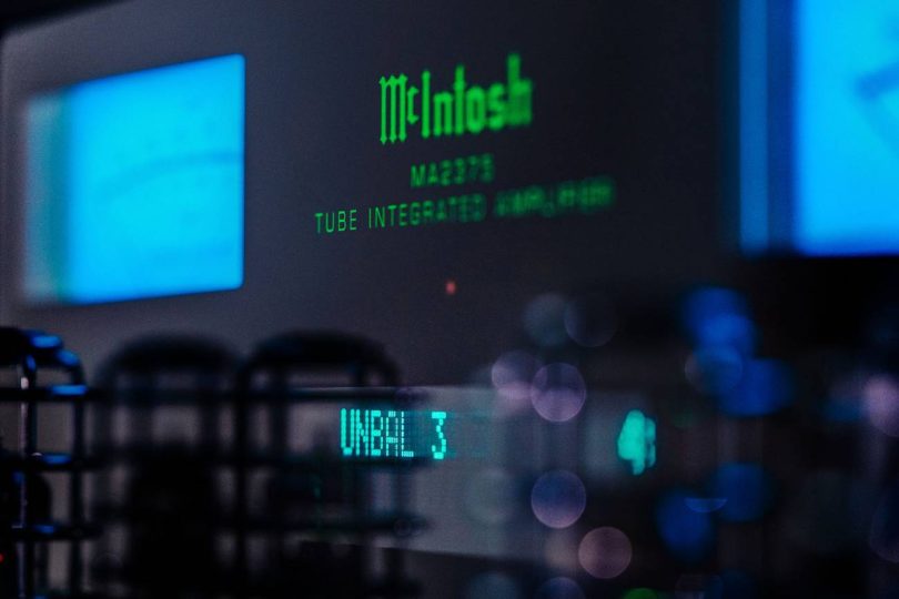 Amplificateur intégré à tubes McIntosh MA2375 vu de face, châssis inox poli et façade noire laquée, avec les deux vumètres bleus rétroéclairés caractéristiques de la marque encadrant les tubes du préamplificateur sous leurs cages de protection individuelles