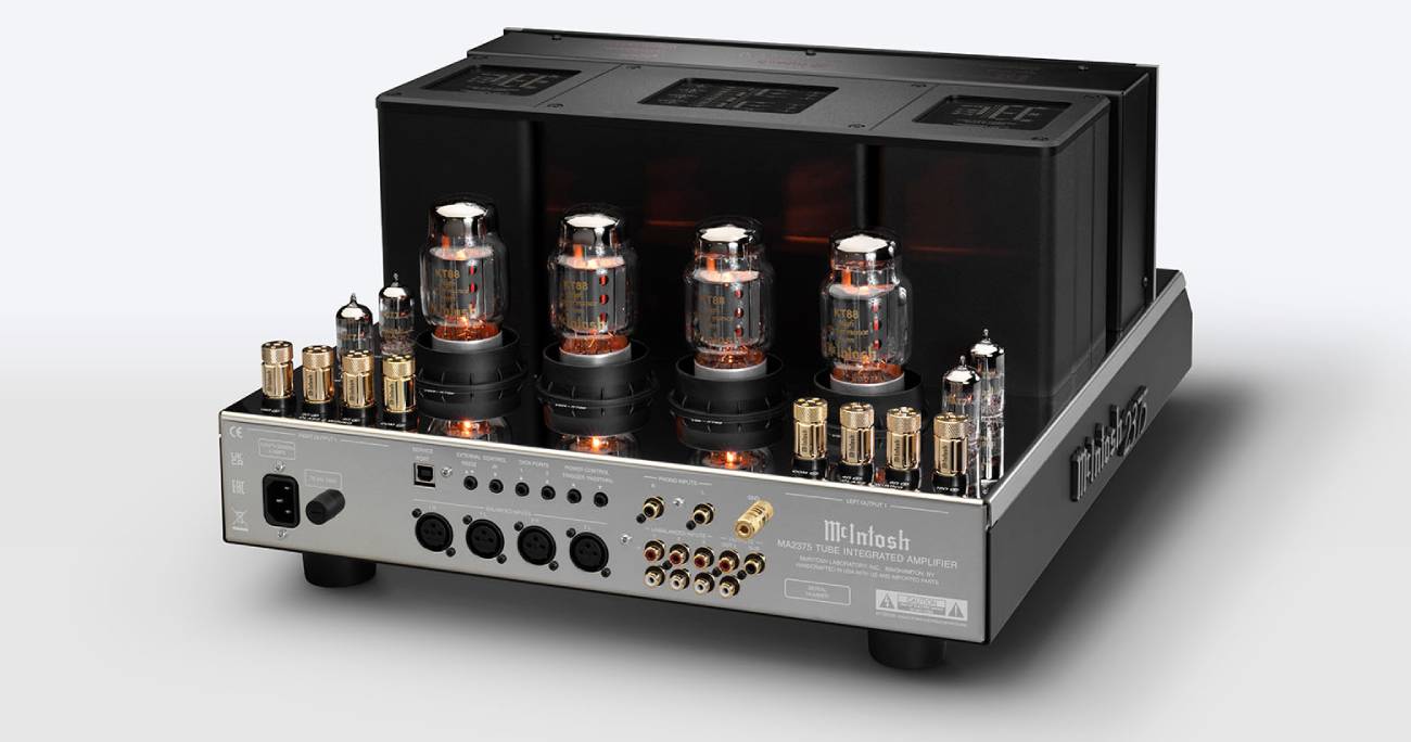 Vue arrière de trois quarts du McIntosh MA2375 montrant les quatre tubes KT88 et les tubes driver, le panneau de connectique avec embase secteur, entrées symétriques XLR, entrées RCA en ligne, entrées phono avec borne de masse dorée, ports de contrôle et borniers d'enceinte Solid Cinch plaqués or