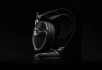 Casque audiophile ouvert Meze Audio ARTA en finition noire posé sur un socle en cuir, grille sculpturale aux lames acoustiques inclinées, arceau suspendu et driver planar magnétique MZ5 HΩ 225 ohms visible
