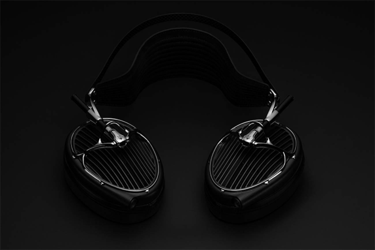 Vue de dessus du casque Meze Audio ARTA noir montrant les deux coques ouvertes avec leur grille à lames acoustiques parallèles et l'arceau suspendu en fibre de carbone tissée reliant les deux écouteurs planar magnétiques