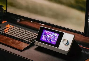 Le DAC ampli casque de bureau Muse HiFi Muse 300 en finition aluminium posé sur un bureau, écran 5 pouces affichant le thème ACG anime, molette de volume à droite, à côté d'un clavier mécanique