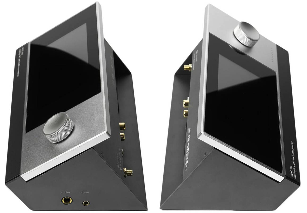 Vues de profil du Muse HiFi Muse 300 montrant son châssis en biseau à écran incliné, la molette de volume en façade et les deux sorties casque en jack 6,35 mm asymétrique et 4,4 mm symétrique, avec antenne Bluetooth vissée