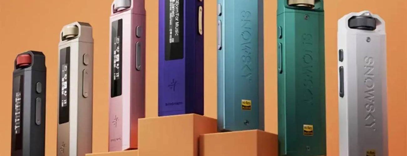 Gamme complète des baladeurs Snowsky ECHO NANO de FiiO alignés en sept coloris (noir, champagne, rose, violet, bleu, vert, blanc), corps stick alu-magnésium usiné CNC avec molette multifonction sur le dessus, écran OLED et gravure SNOWSKY au dos