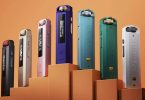 Gamme complète des baladeurs Snowsky ECHO NANO de FiiO alignés en sept coloris (noir, champagne, rose, violet, bleu, vert, blanc), corps stick alu-magnésium usiné CNC avec molette multifonction sur le dessus, écran OLED et gravure SNOWSKY au dos