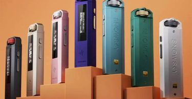 Gamme complète des baladeurs Snowsky ECHO NANO de FiiO alignés en sept coloris (noir, champagne, rose, violet, bleu, vert, blanc), corps stick alu-magnésium usiné CNC avec molette multifonction sur le dessus, écran OLED et gravure SNOWSKY au dos