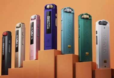 Gamme complète des baladeurs Snowsky ECHO NANO de FiiO alignés en sept coloris (noir, champagne, rose, violet, bleu, vert, blanc), corps stick alu-magnésium usiné CNC avec molette multifonction sur le dessus, écran OLED et gravure SNOWSKY au dos