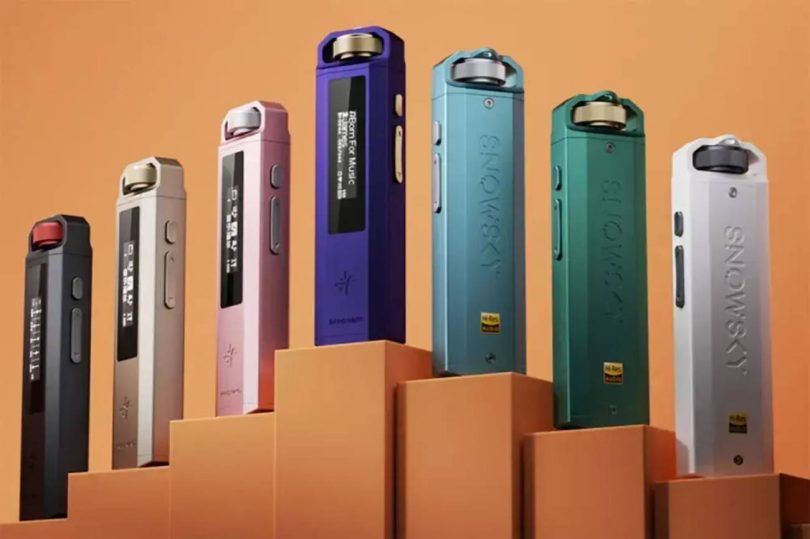 Gamme complète des baladeurs Snowsky ECHO NANO de FiiO alignés en sept coloris (noir, champagne, rose, violet, bleu, vert, blanc), corps stick alu-magnésium usiné CNC avec molette multifonction sur le dessus, écran OLED et gravure SNOWSKY au dos