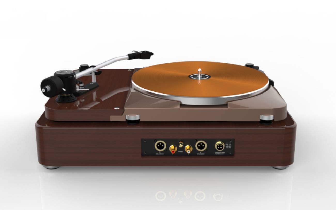 Vue arrière de la platine Thorens TD 124 DD Exclusive en finition noyer montrant le panneau de connexions : sorties symétriques XLR gauche et droite, sorties RCA Phono L/R et embase d'alimentation, avec le bras 12 pouces et le plateau cuivre visibles
