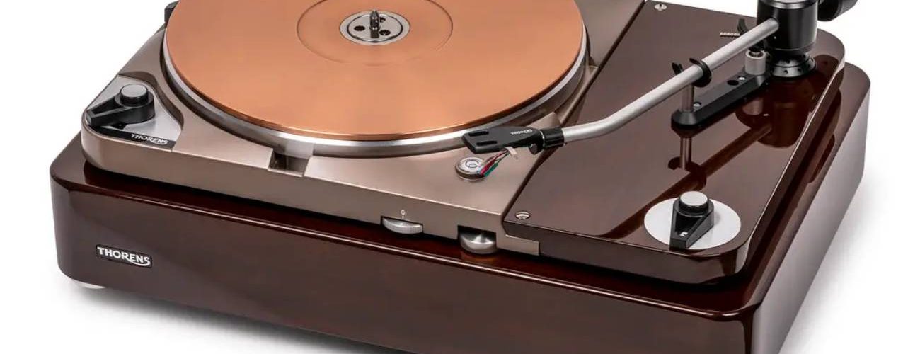 Platine vinyle Thorens TD 124 DD Exclusive en finition noyer haute brillance, plateau double structure aluminium et cuivre, bras 12 pouces TP 124 et cellule EMT Thorens Tondose 124 montée, vue trois quarts