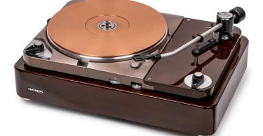 Platine vinyle Thorens TD 124 DD Exclusive en finition noyer haute brillance, plateau double structure aluminium et cuivre, bras 12 pouces TP 124 et cellule EMT Thorens Tondose 124 montée, vue trois quarts
