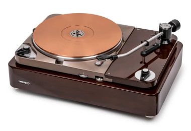 Platine vinyle Thorens TD 124 DD Exclusive en finition noyer haute brillance, plateau double structure aluminium et cuivre, bras 12 pouces TP 124 et cellule EMT Thorens Tondose 124 montée, vue trois quarts