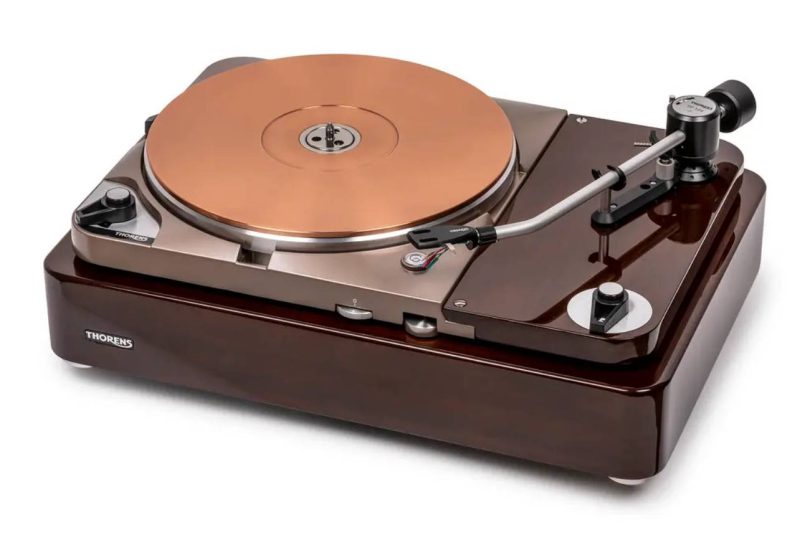 Platine vinyle Thorens TD 124 DD Exclusive en finition noyer haute brillance, plateau double structure aluminium et cuivre, bras 12 pouces TP 124 et cellule EMT Thorens Tondose 124 montée, vue trois quarts