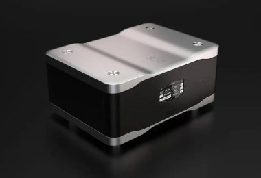 Convertisseur numérique-analogique Wadax Studio DAC au châssis noir et capot aluminium sculpté, écran de sélection de source affichant les entrées AES-EBU, RCA, BNC, Streaming, Akasa 2 et Transport, sur fond sombre