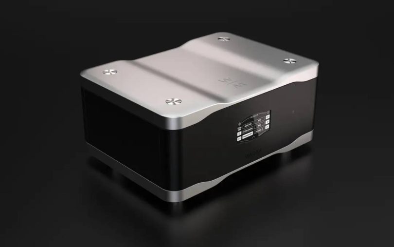 Convertisseur numérique-analogique Wadax Studio DAC au châssis noir et capot aluminium sculpté, écran de sélection de source affichant les entrées AES-EBU, RCA, BNC, Streaming, Akasa 2 et Transport, sur fond sombre