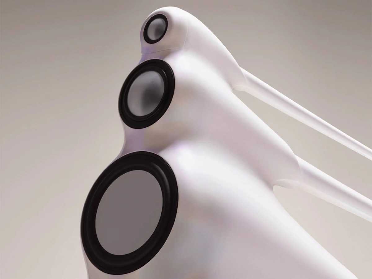 Gros plan sur une Bowers & Wilkins Nautilus laquée blanche montrant le tweeter, le haut-médium et le bas-médium à membrane aluminium, ainsi que les tubes effilés à charge tubulaire qui s'étirent vers l'arrière