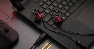 Écouteurs filaires intra-auriculaires Edifier Hecate Hunter S en finition noire, coques à design triangle inversé, câble tressé OFC de 2 mètres avec module DAC et DSP intégré, télécommande en ligne et connecteur USB-C