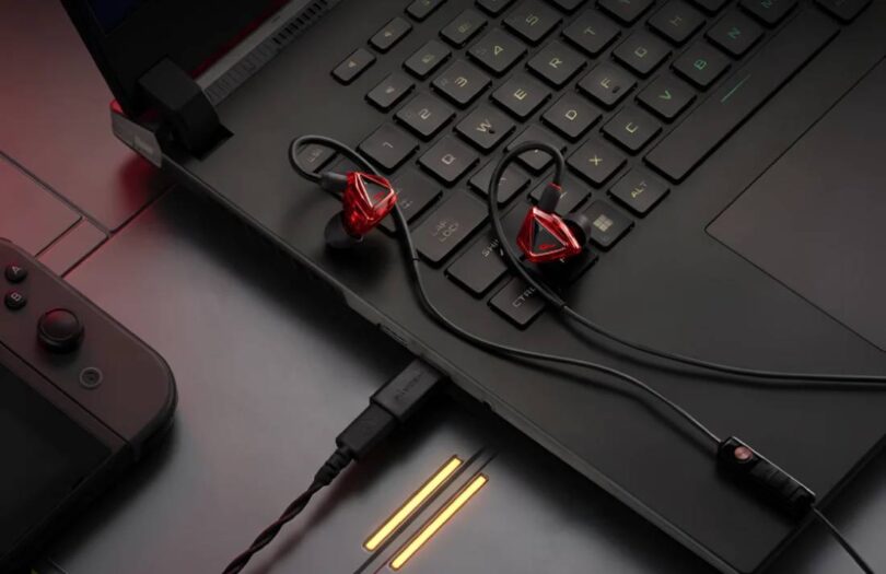 Écouteurs filaires intra-auriculaires Edifier Hecate Hunter S en finition noire, coques à design triangle inversé, câble tressé OFC de 2 mètres avec module DAC et DSP intégré, télécommande en ligne et connecteur USB-C
