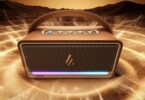 Enceinte karaoké portable Edifier K200 vue de face, caisson finition bois clair, grille métallique perforée, poignée de transport cintrée en similicuir brun, cinq boutons physiques sur le dessus et bandeau LED RGB rose et bleu en bas de façade
