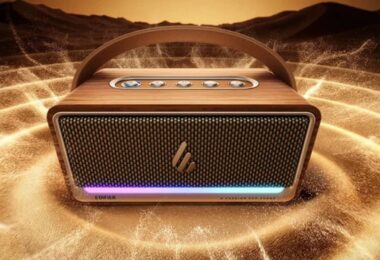 Enceinte karaoké portable Edifier K200 vue de face, caisson finition bois clair, grille métallique perforée, poignée de transport cintrée en similicuir brun, cinq boutons physiques sur le dessus et bandeau LED RGB rose et bleu en bas de façade